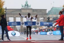 Berlin Marathon: Μεγάλος νικητής ο Kipchoge, ο καιρός δεν άφησε περιθώρια για ρεκόρ. Πρώτη η Cherono στις γυναίκες.