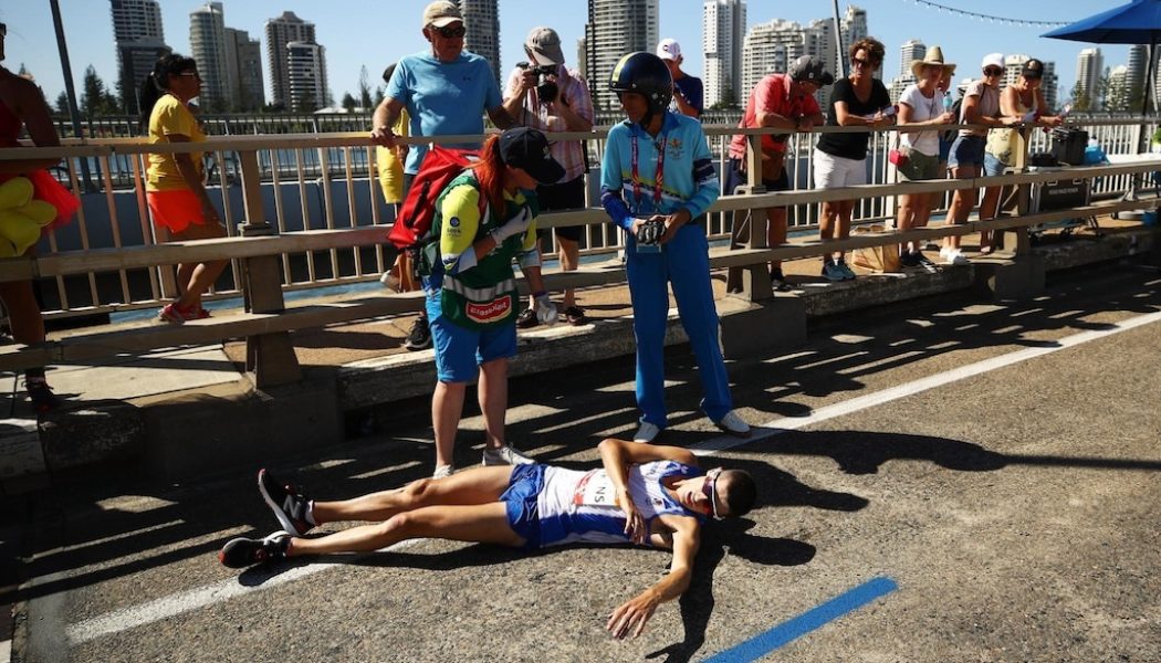 Ο Callum Hawkins καταρρέει από την υπερπροσπάθεια και την ζέστη στον Commonwealth marathon