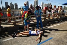 Ο Callum Hawkins καταρρέει από την υπερπροσπάθεια και την ζέστη στον Commonwealth marathon