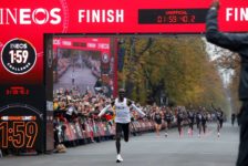 No human is limited: ο Eliud Kipchoge έσπασε τις 2 ώρες στον μαραθώνιο με 1:59:40!